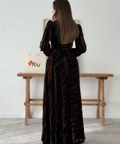 ⁦فور يو - فستان طويل بنقشة مخملية داكنة وقصة لف أنيقة⁩ - الصورة ⁦4⁩