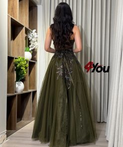 ⁦فور يو - فستان سهرة زيتي فاخر بتطريز وردي وياقة هالتر⁩ - الصورة ⁦5⁩