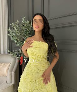 ⁦فور يو - فستان سهرة أصفر أوف شولدر متوسط الطول بتصميم وردي بارز عصري⁩ - الصورة ⁦3⁩