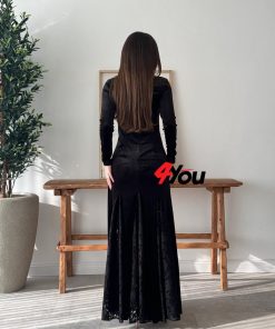 ⁦فور يو - فستان سهرة أسود مخملي بأكمام طويلة وتفاصيل دانتيل راقية⁩ - الصورة ⁦4⁩