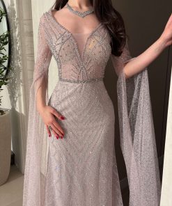 ⁦فور يو - فستان سهرة لامع بلون شامبين وردي مع أكمام كيب طويلة⁩ - الصورة ⁦4⁩