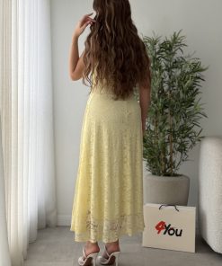 ⁦فور يو - فستان دانتيل أصفر أنيق بقصة ناعمة وطول ميدي⁩ - الصورة ⁦5⁩