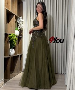 ⁦فور يو - فستان سهرة زيتي فاخر بتطريز وردي وياقة هالتر⁩ - الصورة ⁦4⁩