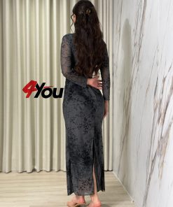 ⁦فور يو - فستان رمادي داكن فاخر بتصميم درابيه وأكمام شفافة بنقشة ورود ناعمة⁩ - الصورة ⁦3⁩