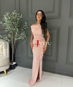 فور يو - فستان سهرة طويل وردي فاتح بكتف واحد مع كسرات جانبية وشق أمامي