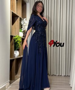 ⁦فور يو - فستان سهرة كحلي فاخر بتطريز يدوي وأكمام شفافة طويلة لإطلالة ملكية⁩ - الصورة ⁦3⁩