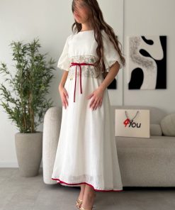 فور يو - فستان أبيض ناعم بتطريز أنيق ورباط أحمر مميز