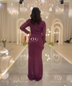 ⁦فور يو - فستان سهرة طويل بنفسجي لامع بتصميم لف مع شق أمامي وأكمام طويلة⁩ - الصورة ⁦3⁩