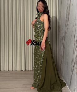 ⁦فور يو - فستان سهرة زيتي فاخر بياقة عالية وتطريز ترتر مع ورود ثلاثية الأبعاد وذيل ملكي⁩ - الصورة ⁦4⁩