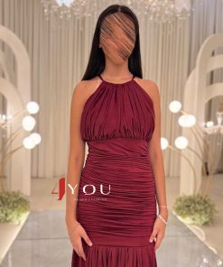 ⁦فور يو - فستان سهرة طويل هالتر مطوي باللون النبيذي – تصميم أنيق وفاخر للمناسبات⁩ - الصورة ⁦4⁩