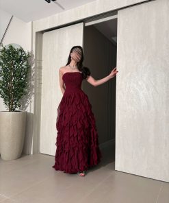 ⁦فور يو - فستان سهرة عنابي فاخر بطبقات كشكش انسيابية وتصميم كورسيه⁩ - الصورة ⁦5⁩