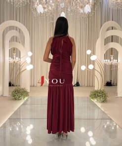 ⁦فور يو - فستان سهرة طويل هالتر مطوي باللون النبيذي – تصميم أنيق وفاخر للمناسبات⁩ - الصورة ⁦3⁩