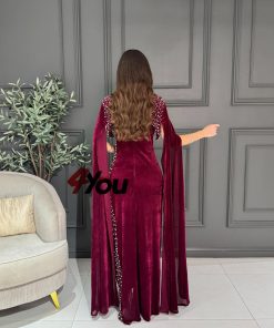 ⁦فور يو - فستان سهرة عنابي مخملي مطرّز بفصوص لامعة مع كاب فاخر⁩ - الصورة ⁦5⁩