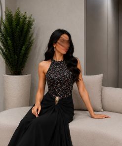⁦فور يو - فستان سهرة أسود طويل بياقة هالتر مطرزة وتفاصيل كسرات أمامية⁩ - الصورة ⁦3⁩