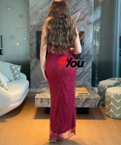 ⁦فور يو - فستان سهرة طويل عنابي لامع بتصميم هالتر وقصّة ضيقة⁩ - الصورة ⁦3⁩