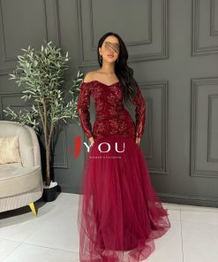 ⁦فور يو - فستان سهرة بورغندي أوف شولدر بتطريز فاخر وتنورة تول منفوشة⁩ - الصورة ⁦3⁩
