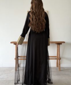 ⁦فور يو - فستان أسود فاخر بتطريز ذهبي وطبقة شفافة أنيقة⁩ - الصورة ⁦5⁩