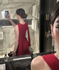 ⁦فور يو - فستان سهرة أحمر ملكي برقبة متقاطعة مع كاب جانبي فاخر⁩ - الصورة ⁦3⁩
