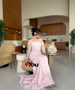 ⁦فور يو - فستان سهرة وردي ناعم دانتيل بأكمام طويلة وتصميم أوف شولدر⁩ - الصورة ⁦3⁩
