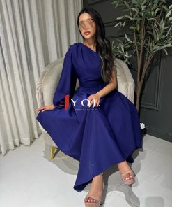 ⁦فور يو - فستان سهرة بنفسجي بكتف واحد مع كم واسع بتصميم غير متناظر⁩ - الصورة ⁦3⁩