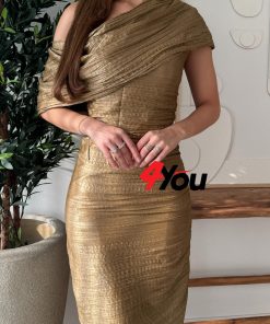 ⁦فور يو - فستان سهرة ذهبي طويل بكتف واحد بتصميم فاخر مطوي من قماش لامع⁩ - الصورة ⁦4⁩