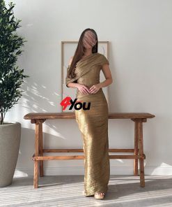 فور يو - فستان سهرة ذهبي طويل بكتف واحد بتصميم فاخر مطوي من قماش لامع
