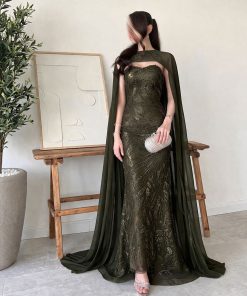 ⁦فور يو - فستان سهرة زيتي فاخر بتطريز لامع مع كاب شيفون طويل⁩ - الصورة ⁦2⁩
