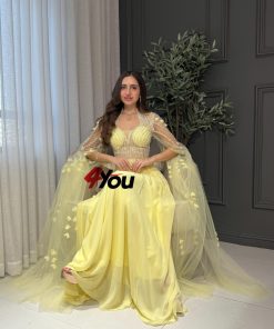 ⁦فور يو - فستان سهرة أصفر طويل بتصميم تول مطرّز وكاب شفاف أنيق⁩ - الصورة ⁦3⁩